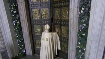 POPE FRANCIS OPENING THE HOLY DOOR