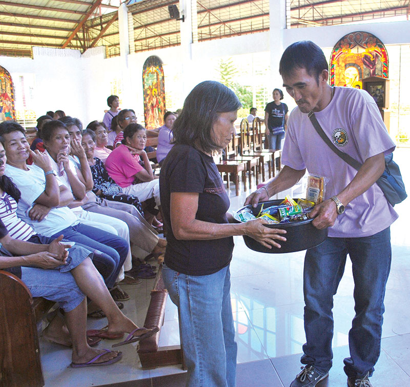 Tagakpan gift giving