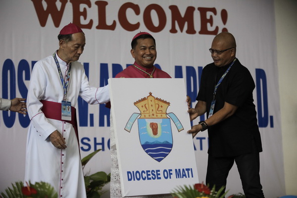 Bishop Abel Apigo, Davao Oriental’s New Bishop, Warmly Received by Faithful