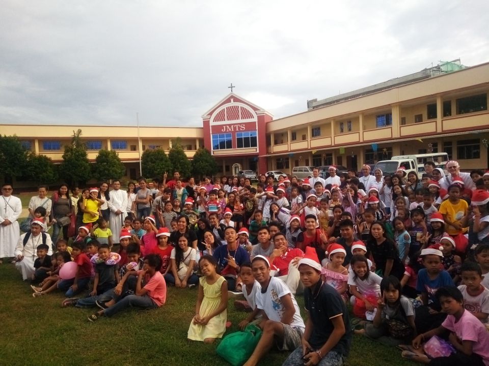 Religious of Jesus and Mary (RJM), Brothers of the Sacred Heart Christmas with less fortunate children at Jesus and Mary Thevenet School Gym, Bangkal