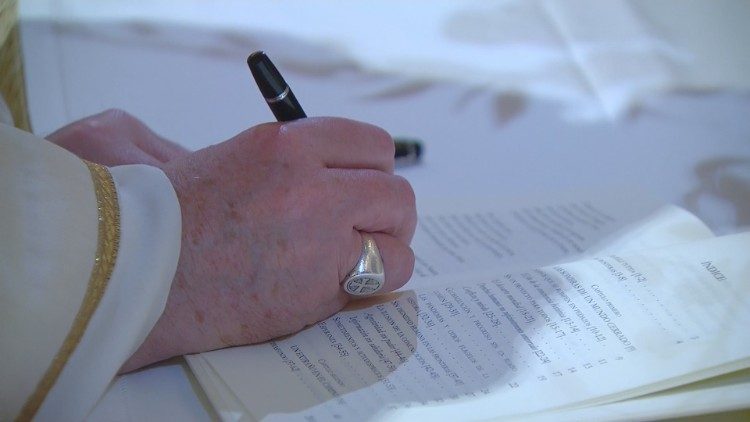 Pope Francis signing the new Encyclical "Fratelli Tutti" in Assisi, 3 October