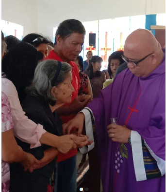 Fr Henry Campeon anoints elderly 2020