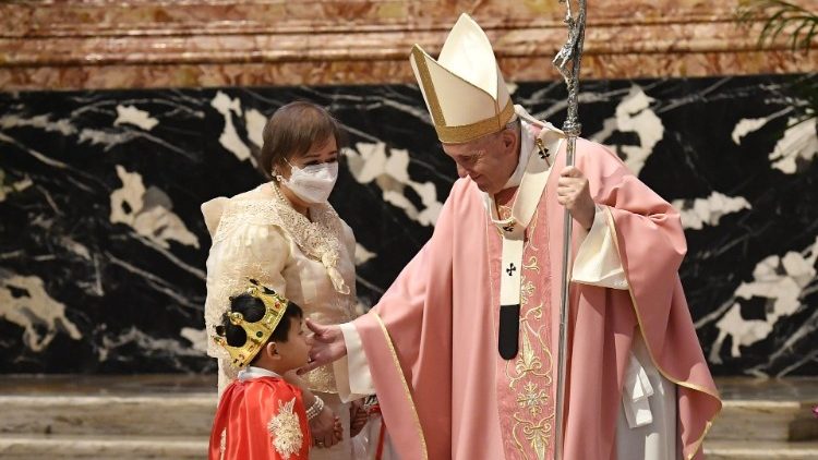 Pope Francis greets Filipino child - Mass for the 500th anniversary of the evangelization of the Philippines