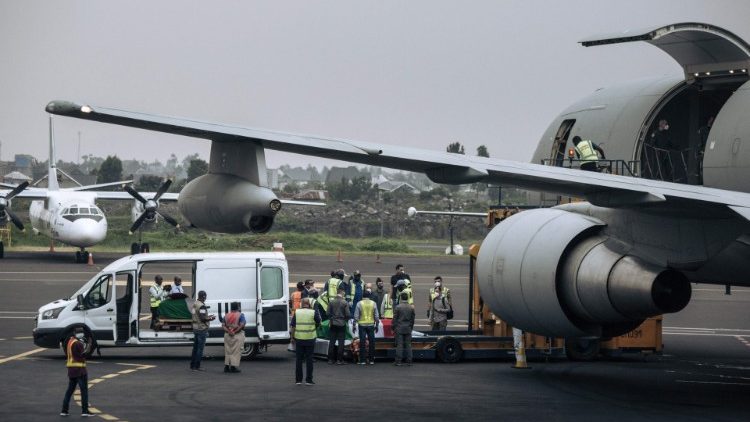 The bodies of slain Italian ambassador and police officer being loaded onto an Italian Air Force plane in Goma. (AFP or licensors)