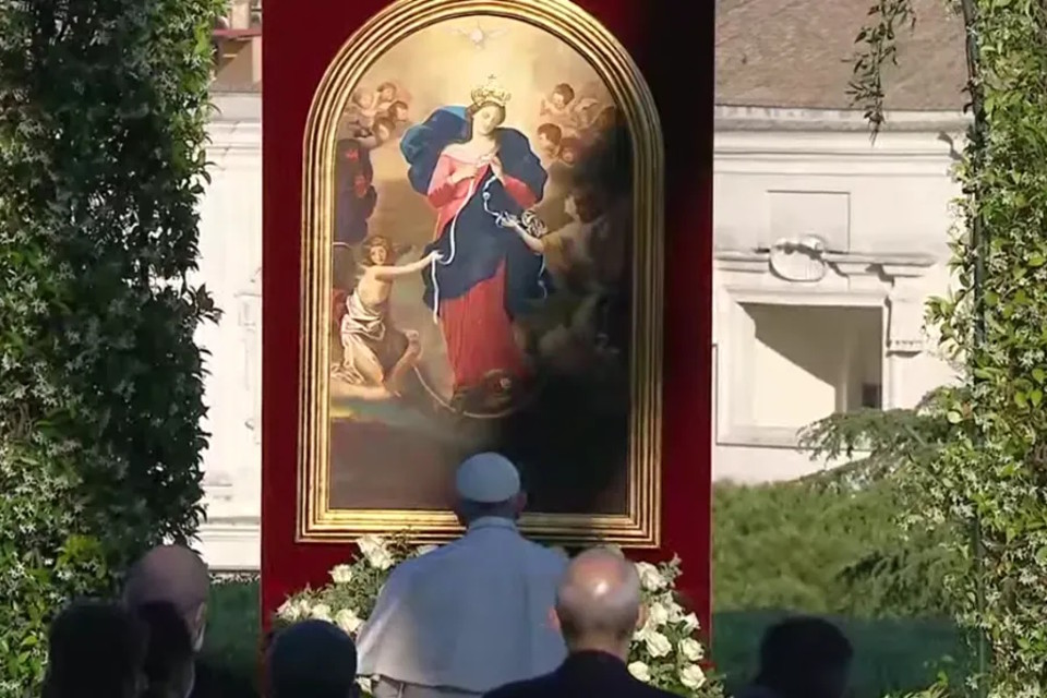 Pope Francis turns to Mary rosary marathon for end to pandemic