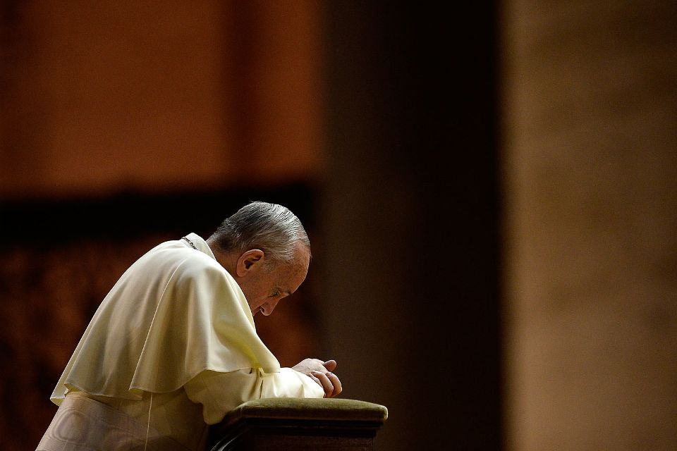 Pope Francis praying