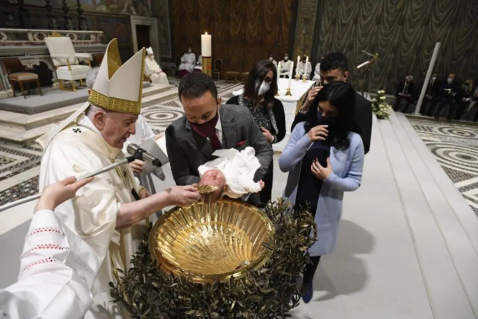 Pope Francis baptizes babies in Sistine Chapel