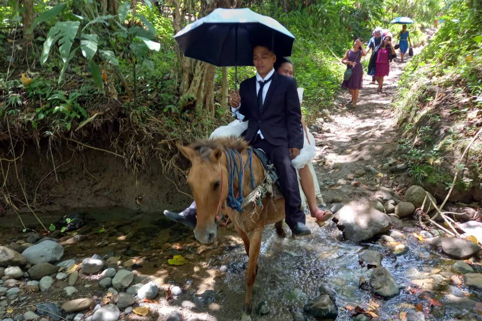 Engilyn and Brokcild Muñez riding a horse after wedding