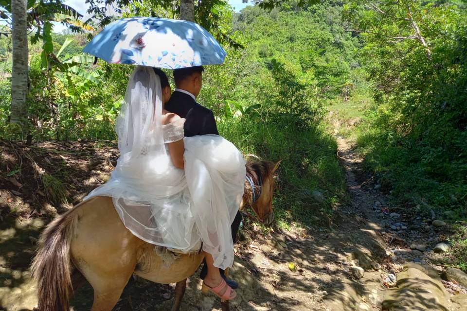 Engilyn and Brokcild Muñez riding a horse after wedding