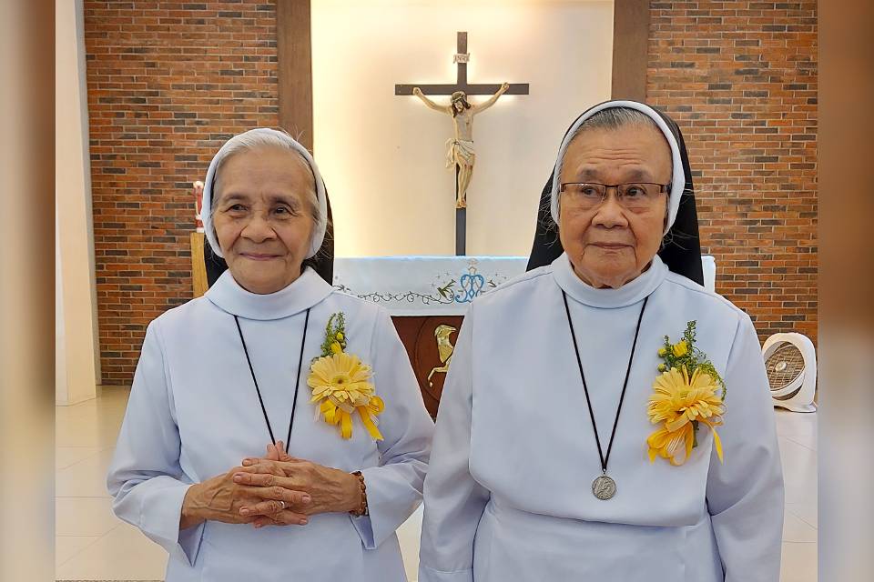 Sr Ma Cecilia Palomo and Sr Ma Lourdes Paclibar renewal of vows