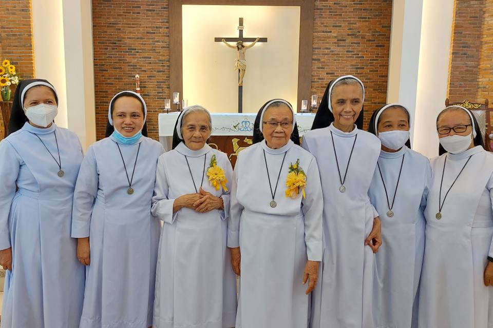 Sr Ma Cecilia Palomo and Sr Ma Lourdes Paclibar renewal of vows