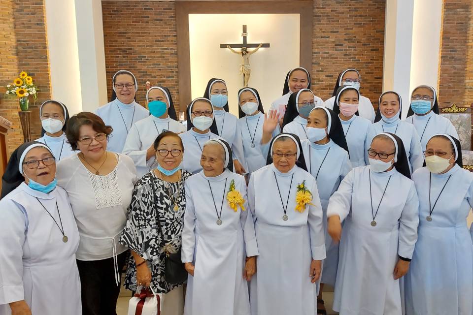 Sr Ma Cecilia Palomo and Sr Ma Lourdes Paclibar renewal of vows