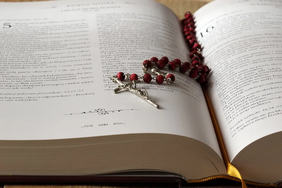 Bible and rosary stock by Pexels Pixabay