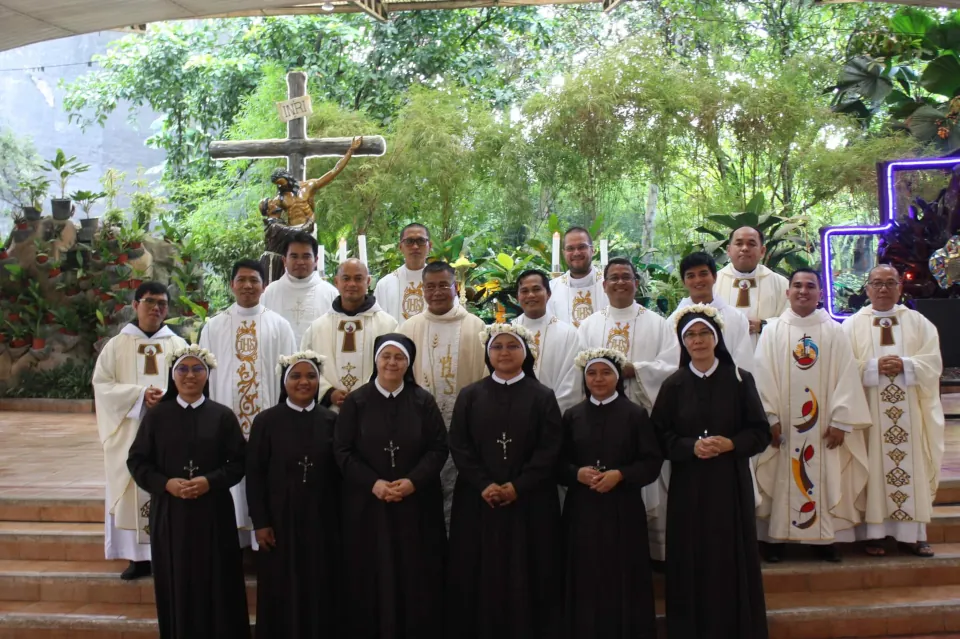 5 Apostles of Jesus Crucified (AJC) sisters in their Perpetual Vow